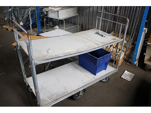 290285 Rullvagnar och avlastningsbord på hjul 5st PS Auction 290285 Rullvagnar och avlastningsbord på hjul 5st PS Auction