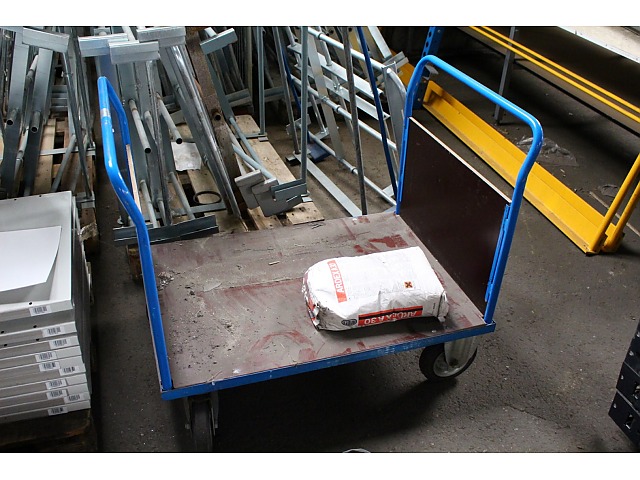290285 Rullvagnar och avlastningsbord på hjul 5st PS Auction 290285 Rullvagnar och avlastningsbord på hjul 5st PS Auction